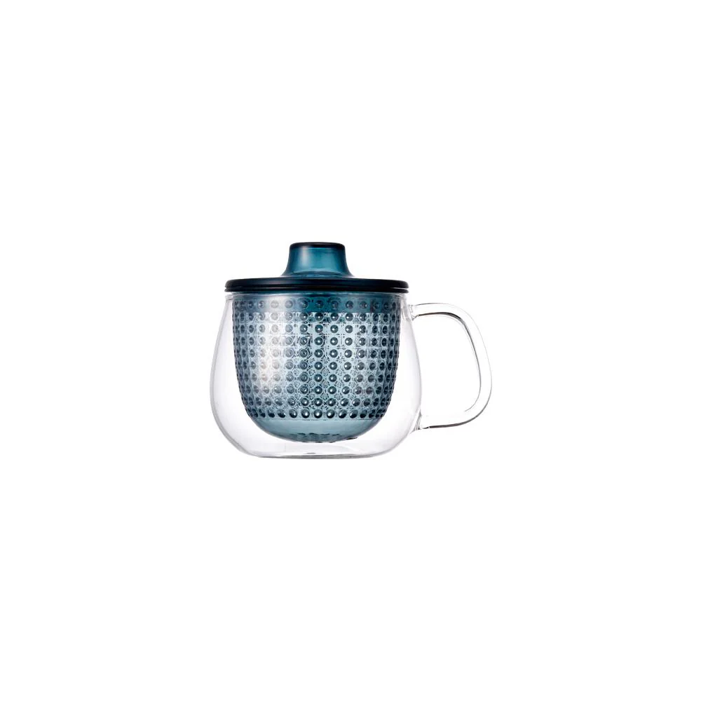 Clear glass mug with handle, blue textured lid and infuser inside.